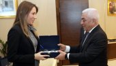 ŠOLJE KAO SIGNAL: Dubravka Đedović je dobila tradicionalni poklon tokom posete Azerbejdžanu
