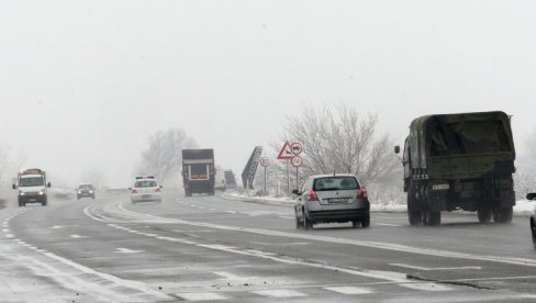 ВОЗАЧИ, ОПРЕЗ: Магла, мраз и снежни наноси отежавају вожњу у појединим деловима Србије