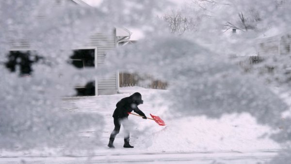 ХАОС У АМЕРИЦИ: Снажна зимска олуја однела 12 живота, милиони без струје, саобраћај у колапсу (ФОТО)