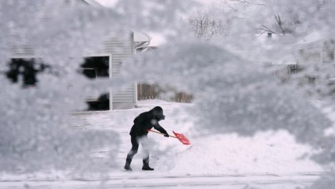 ТОТАЛНИ КОЛАПС У АМЕРИЦИ: Снажна зимска олуја однела 12 живота, милиони без струје, саобраћај у колапсу (ФОТО)