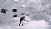 НЕВРЕМЕ ПОГОДИЛО АМЕРИКУ: Огромна снежна олуја затворила школе и приземила летове на Средњем западу