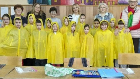 НАШ ОСМЕХ ЗА ЂАКЕ ПРВАКЕ: Малишани из Сечња уз слаткише добили и - жуте кабанице (ФОТО)