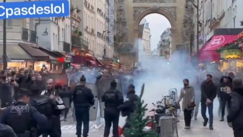 НЕРЕДИ У ПРЕСТОНИЦИ ФРАНЦУСКЕ: Лети камење и сузавац, полиција на улицама Париза (ВИДЕО)