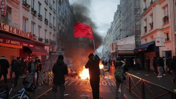 СЛИКЕ ХАОСА СА ПАРИСКИХ УЛИЦА: Нереди у граду након терористичког напада - бесни демонстранти напали полицију (ФОТО)