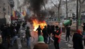 НЕРЕДИ У ФРАНЦУСКОЈ:  Демонстранти преврћу и пале аутомобиле, лети камење и сузавац, полиција на улицама Париза