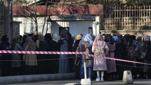 ХАОС У АВГАНИСТАНУ: Жене изашле на улице због забране студирања, талибани их растерали воденим топом