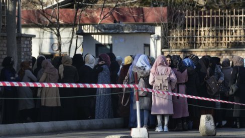 HAOS U AVGANISTANU: Žene izašle na ulice zbog zabrane studiranja, talibani ih rasterali vodenim topom