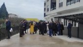 U BARU PROTESTOVALI PENZIONERI: Platili stanove, a na useljenje čekaju 12 meseci (FOTO)