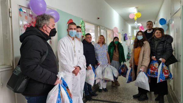 ПОКЛОНИ ЗА ДЕЦУ И МАЈКЕ: Најмлађи Врањанци на Материце обрадовали хоспитализоване у здравственом центру