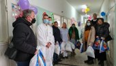 POKLONI ZA DECU I MAJKE: Najmlađi Vranjanci na Materice obradovali hospitalizovane u zdravstvenom centru