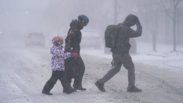 РАСТЕ БРОЈ МРТВИХ У АМЕРИЦИ: Незапамћена снежна олуја направила хаос у САД (ФОТО)