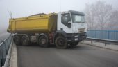 BLOKIRAN PRILAZ KA SEVERNOJ MITROVICI: Na mostu kod Dudinog Krša postavljena barikada (FOTO)