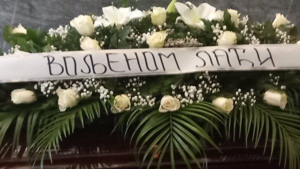 ПОЗНАТИ НА НОВОМ ГРОБЉУ: Породица, пријатељи и колеге се опраштају од Лаће (ФОТО)