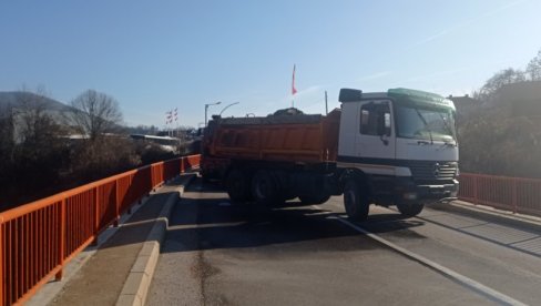 SRBI SPREČILI ROSU DA KRENU KA LEPOSAVIĆU: Nikle nove barikade kod sela Kamenica i Vuče