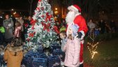 ОБРАДОВАЛИ 300 МАЛИШАНА: Новогодишњи пакетићи града Шапца стигли и до Баира
