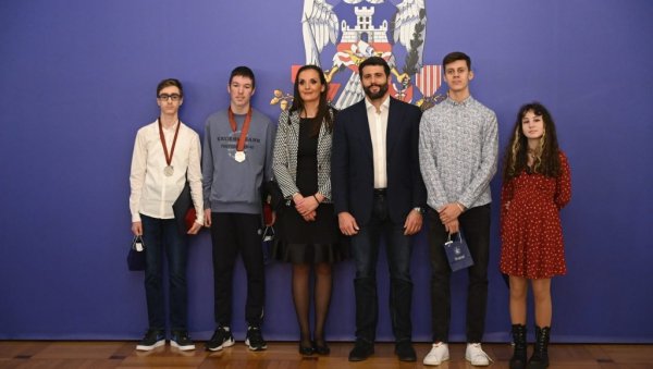 ШАПИЋ: Град ће наставити да помаже младим људима у научном раду