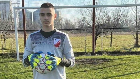 САЊА ДРЕС СРБИЈЕ: Млади голман Вукашин Шурањи (14) успешно брани мреже локалних клубова (ФОТО)