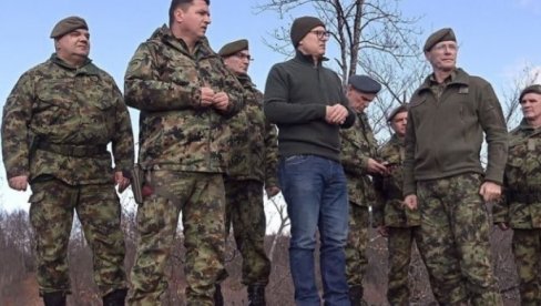 VOJSKA SPREMNA DA IZVRŠI ZADATKE: Vučević i Mojsilović obišli vojsku na administrativnoj liniji (FOTO)