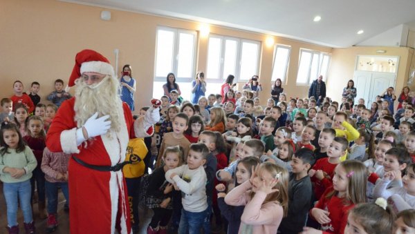 ПАКЕТИЋИ ЗА 1.850 МАЛИШАНА: Јагдински дечаци и девојчице добили новогодишње поклоне (ФОТО)