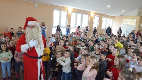 PAKETIĆI ZA 1.850 MALIŠANA: Jagdinski dečaci i devojčice dobili novogodišnje poklone (FOTO)