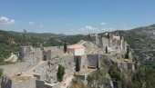 СРАМОТА ЛОКАЛНИХ ВЛАСТИ: На тврђави која је заштићено културно добро у Хрватској, постављени ПВЦ прозори (ФОТО)