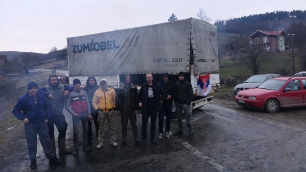 БЛОКИРАН И ПРЕЛАЗ МЕРДАРЕ: Срби са севера Косова и Метохије деветнаести дан на барикадама