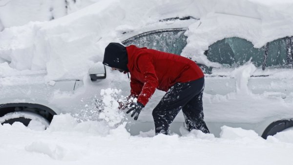 ПАЛО ВИШЕ ОД МЕТАР СНЕГА: Снежна олуја погодила Њујорк (ФОТО)