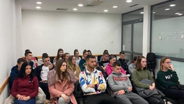 27 НОВИХ МЛАДИХ ФУДБАЛСКИХ СУДИЈА: Поносни на нове младе колегинице и колеге (ФОТО)