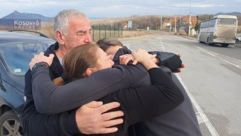 POGLEDAJTE: Cela porodica plače od sreće - Prvi susret Nikole Nedeljkovića sa porodicom nakon oslobađanja (FOTO/VIDEO)