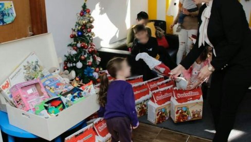 СВЕ ЗА ДЕЧЈИ ОСМЕХ: Новогодишњи пакетићи за децу из Сигурне куће (ФОТО)