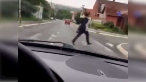 JEZIVI SNIMAK SA SLANAČKOG PUTA: Dao gas i juri ka pešačkom dok žena prelazi ulicu - pogledajte i sami (VIDEO)