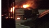 IZGORELE KABINE KAMIONA NA BARIKADI U MITROVICI (VIDEO)