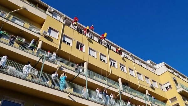 ЏАКОВИ ПУНИ ПОКЛОНА ЗА МАЛИШАНЕ У ТИРШОВОЈ Деда Мразови са крова Универзитетске дечје клинике делили пакетиће најмлађим пацијентима (ФОТО)