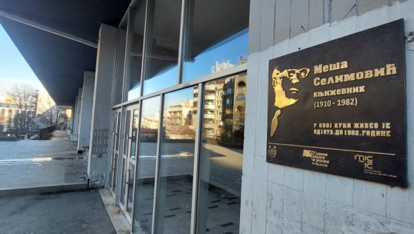 ТИХИ ПОВРАТАК ВЕЛИКОГ ПИСЦА: После три године од крађе постављена нова спомен-плоча Меши Селимовићу, у Јовановој 39 у Београду