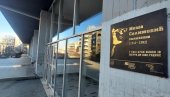 TIHI POVRATAK VELIKOG PISCA: Posle tri godine od krađe postavljena nova spomen-ploča Meši Selimoviću, u Jovanovoj 39 u Beogradu