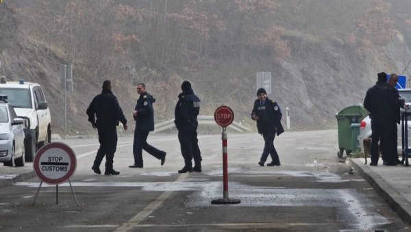 ДРАМАТИЧНО НА ЈАРИЊУ: Куртијева полиција са дугим цевима ухапсила Србина пред женом и децом
