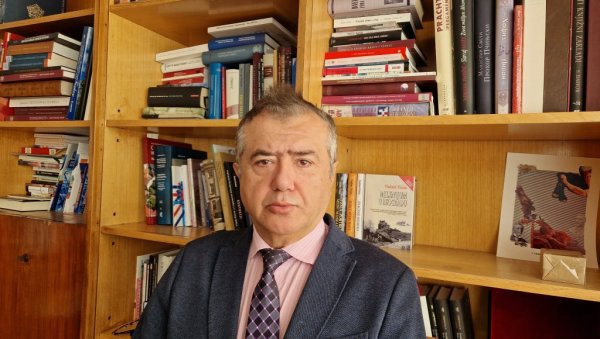 ТЕСЛА ЈЕ МОЋАН СИМБОЛ ПОТРЕБАН ЉУДИМА: Владимир Пиштало за „Новости“ о слави коју доживљава његов роман о генијалном научнику