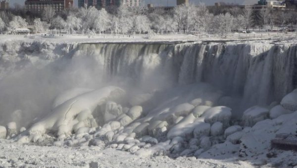 НЕВЕРОВАТНИ ПРИЗОРИ: Након зимске олује заледили се и Нијагарини водопади (ВИДЕО)