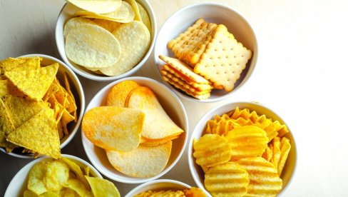 СТРУЧЊАЦИ ДАЛИ ОДГОВОР: Зашто родитељи кришом уживају у грицкалицама, да деца не виде