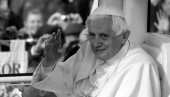 HILJADE LJUDI U VATIKANU: Počelo odavanje pošte papi Benediktu XVI