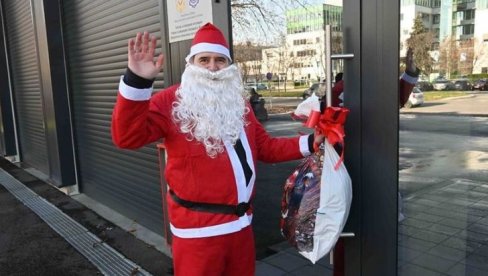 SPAS U ZADNJI ČAS: Deda Mraz je uspešno uz pomoć pripadnika MUP dopremio sve poklone deci (VIDEO)