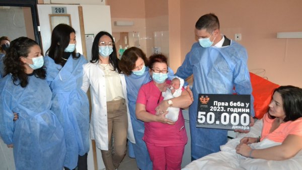 ВУКАШИН ОБРАДОВАО КИКИНЂАНЕ: Првој беби од града 50.000 динара (ФОТО)