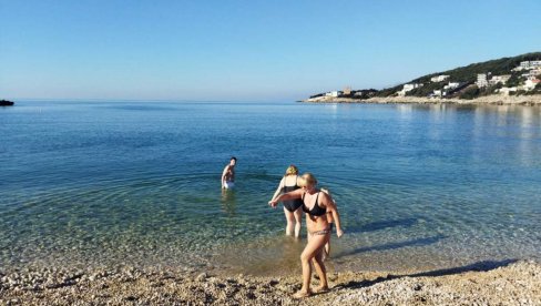 JE LI JUL, ILI JANUAR? Prvi dan nove 2023. godine na Crnogorskom primorju prošao uz - kupanje u moru