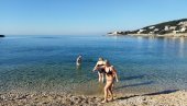 JE LI JUL, ILI JANUAR? Prvi dan nove 2023. godine na Crnogorskom primorju prošao uz - kupanje u moru