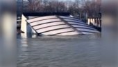 VODA GOTOVO U POTPUNOSTI PROGUTALA FRISTAJLER: Snimak sa strane reke najbolje pokazuje razmere haosa (VIDEO)