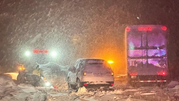 НАЈГОРЕ ТЕК ДОЛАЗИ: Снежна олуја у Америци обара дрвеће и кида далеко, до сада пало два матра снега, стотине хиљада људи на удару (ВИДЕО)
