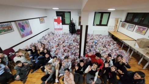 PRIKUPLJENO 500 NOVOGODIŠNJIH PAKETIĆA: Velika humanitarna akcija Crvenog krsta Kikinde