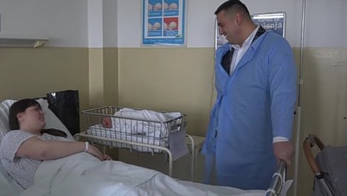 КОЛИЦА ЗА ТРИ ДЕЧАКА И ЈЕДНУ ДЕВОЈЧИЦУ: Поклони за прве бебе рођене у овој години у Косовској Митровици