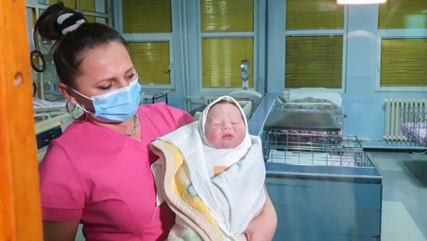 ДАРОВИ ЗА ПРВОРОЂЕНЕ: У Бору, Зајечару и Кладову прве бебе у 2023. дечаци