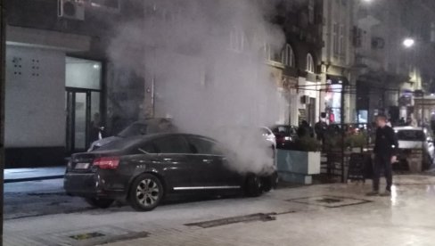 GUST DIM U CENTRU BEOGRADA: Zapalio se auto u Nušićevoj, veliki broj vatrogasaca na terenu (FOTO/VIDEO)
